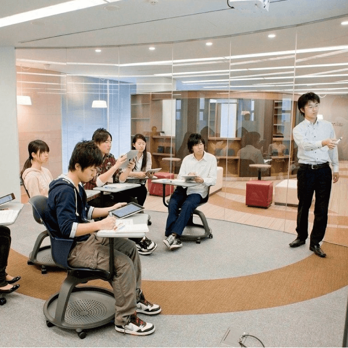 思考力や表現力を鍛える少人数対話型授業の様子